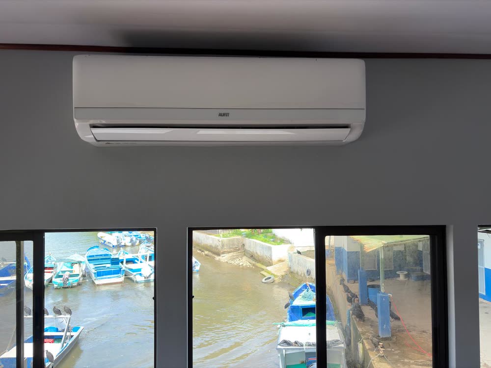 Evaporador de aire acondicionado instalado en una oficina con vista al puerto pesquero